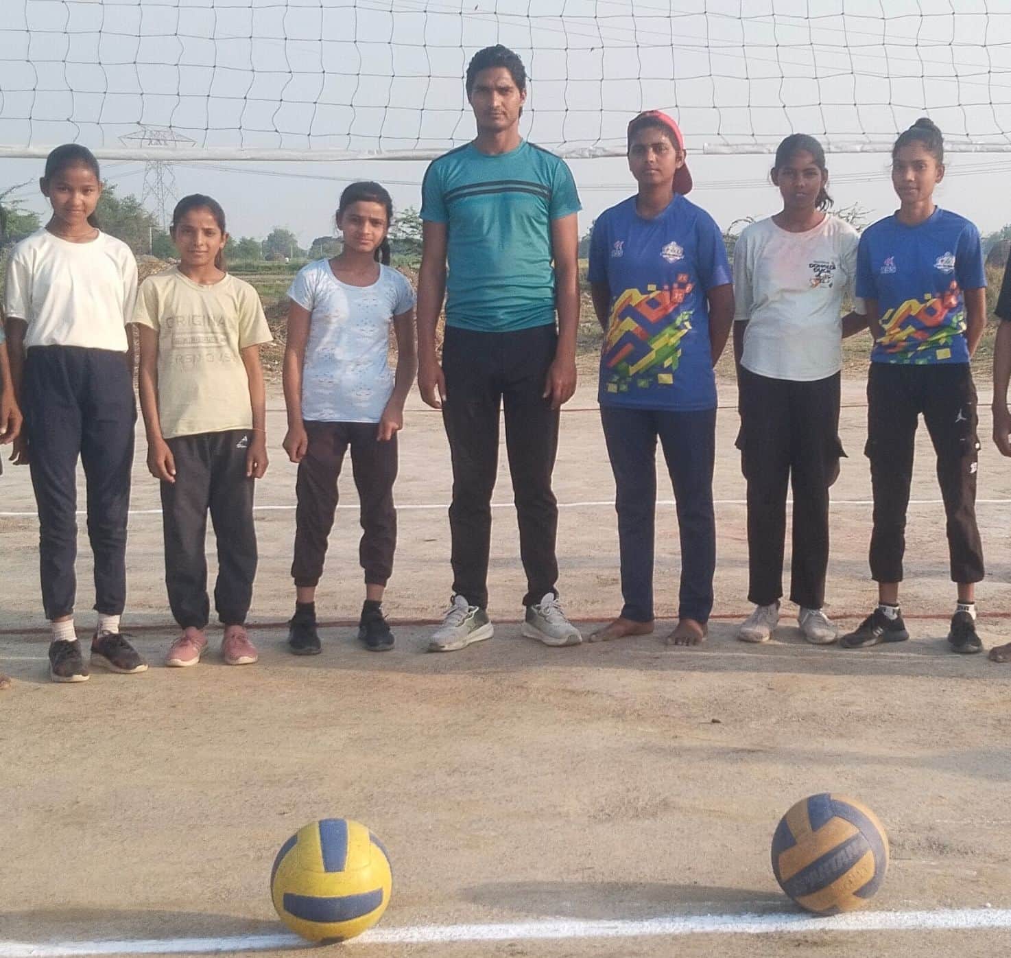 फोटो 31 गांव चांदपुर में बालिकाओं को वॉलीबॉल खेल की बारीकियां सिखाते कोच असलम खान। संवाद