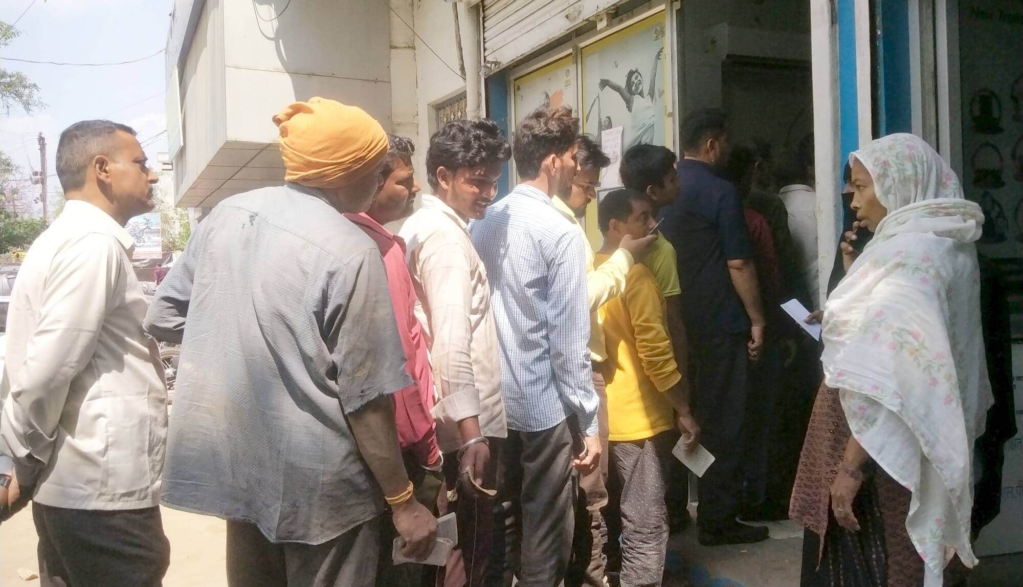 फोटो-31,32-बलरामपुर के राप्ती गैस एजेंसी पर लगी उपभोक्ताओं की लाइन ।-संवाद