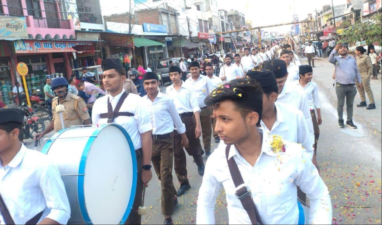 फोटो-32-नगर की सड़कों पर पथ संचलन करते स्वयंसेवक।संवाद