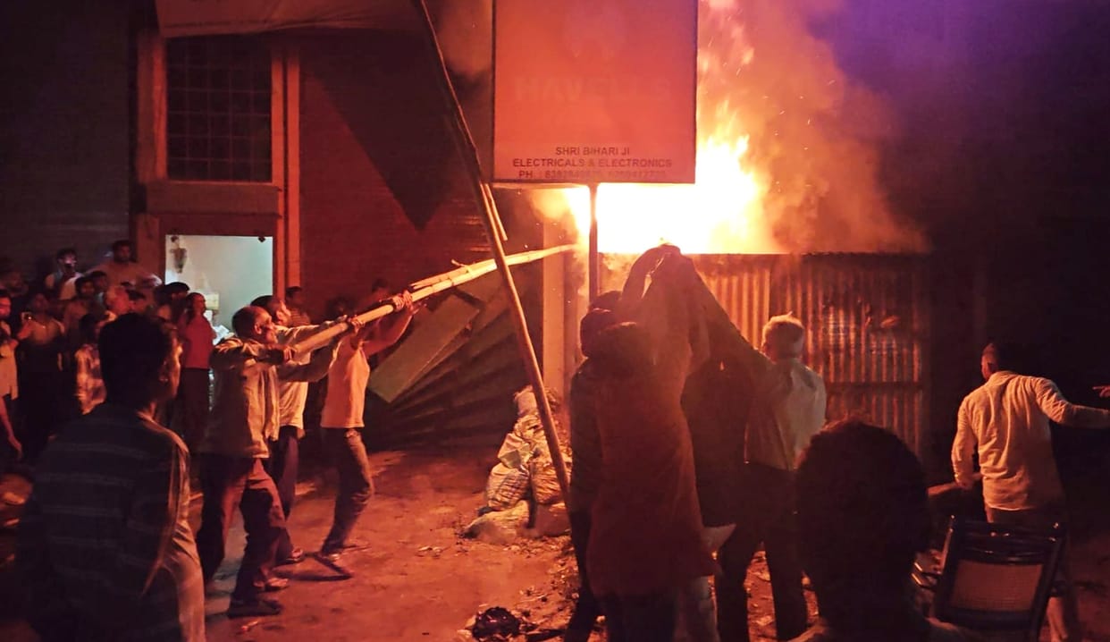 Fire in power warehouse causes loss of over Rs 1 lakh