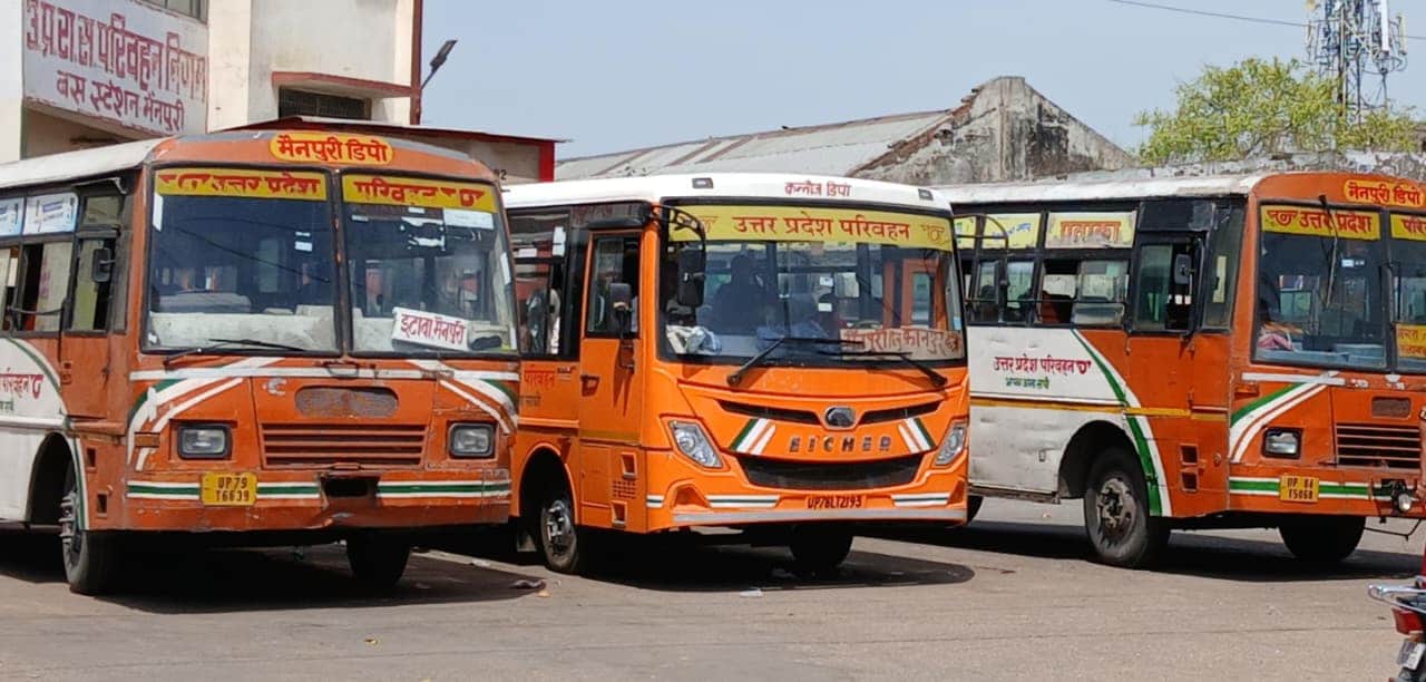 फोटो 38 मैनपुरी डिपो के स्टैंड पर खड़ीं बसें। संवाद