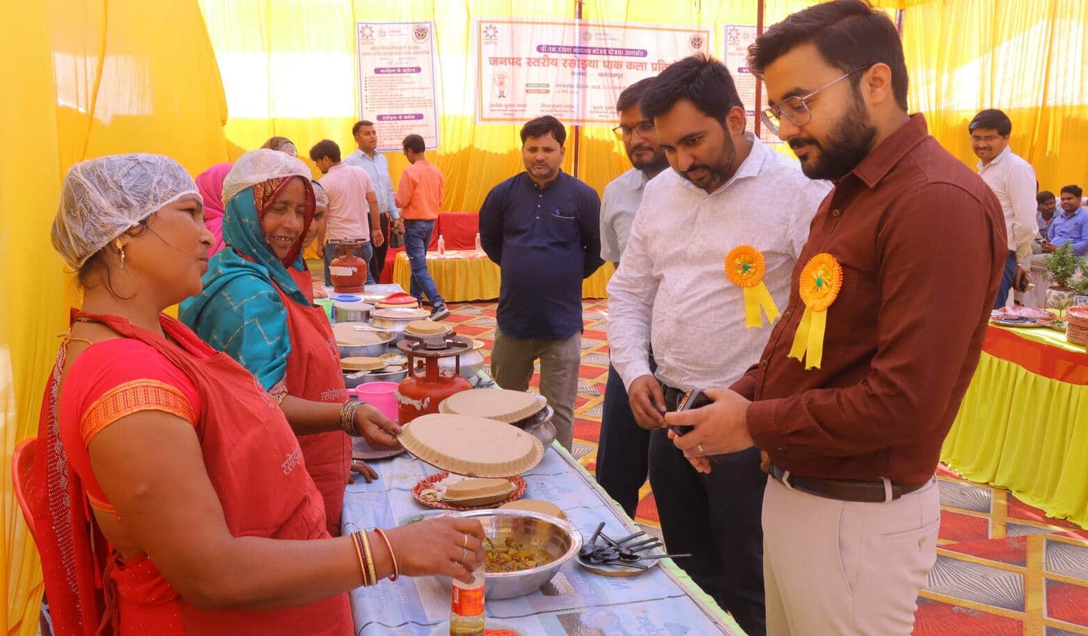 फोटो-42-बलरामपुर के आदर्श कंपोजिट विद्यालय में बनाया गया व्यांजन का निरीक्षण करते बीएसए व अन्य 