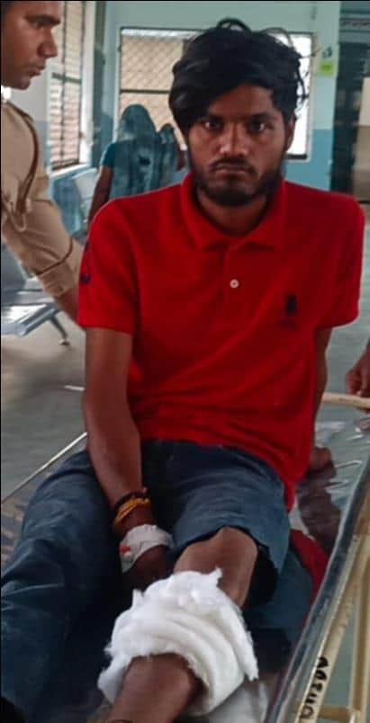 फोटो-42 लोहिया अस्पताल में स्ट्रेचर पर बैठा मुठभेड़ में घायल लूट आरोपी उपेंद्र। संवाद