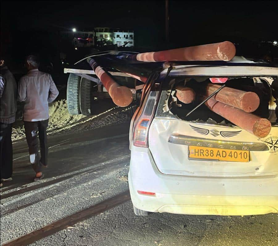 फोटो-44 इटावा-बरेली हाईवे पर ट्रैक्टर-ट्रॉली में घुसी खड़ी कार व शीशे तोड़कर बाहन निकले बिजली क