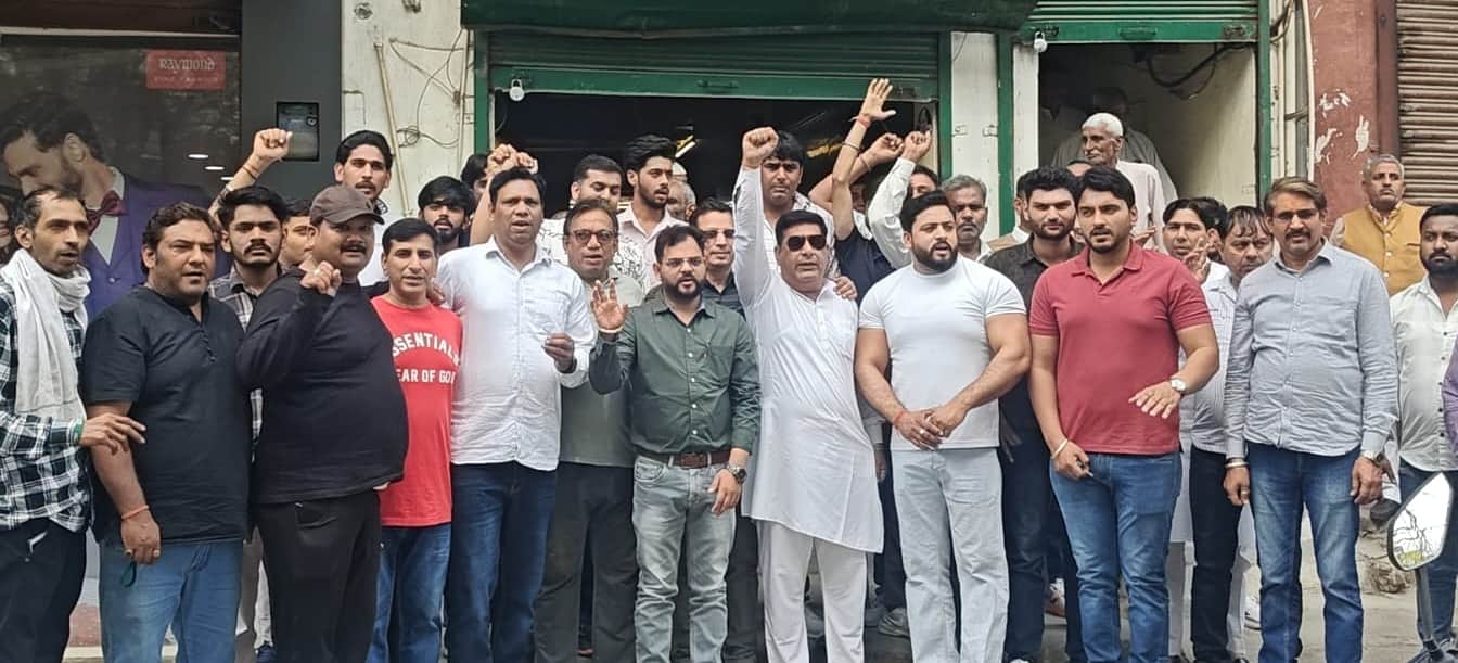 फोटो-54: बहादुरगढ़ में हुई बैठक के दौरान नारे लगाते इनेलो कार्यकर्ता। स्रोत पार्टी