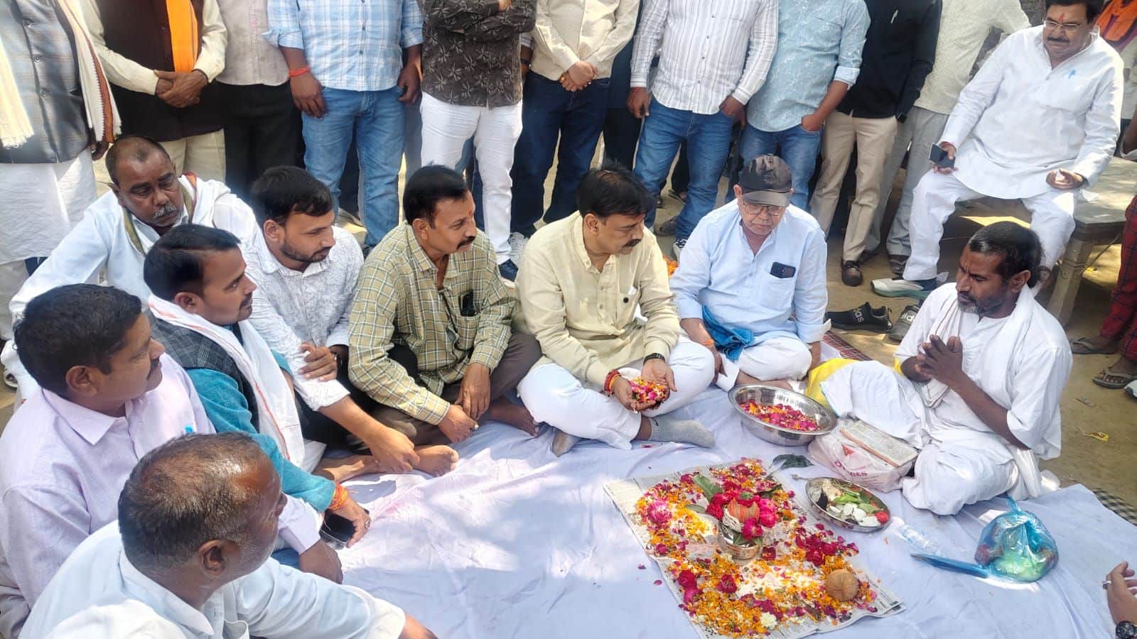 फोटो-7- भूमि पूजन करते सदर विधायक पंकज गुप्ता। स्रोत: कार्यकर्ता