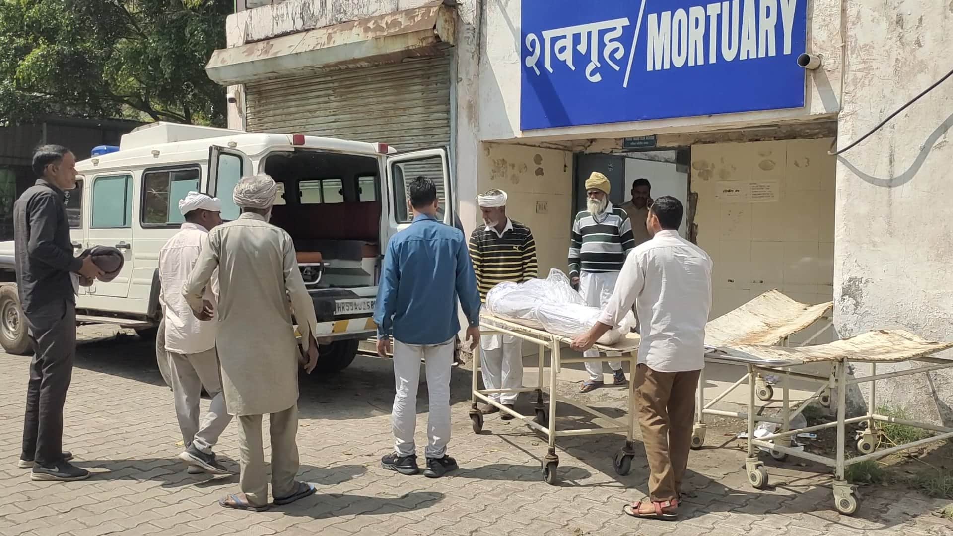 -फोटो 87 : नागरिक अस्पताल में शव लेने पहुंचे परिजन। संवाद