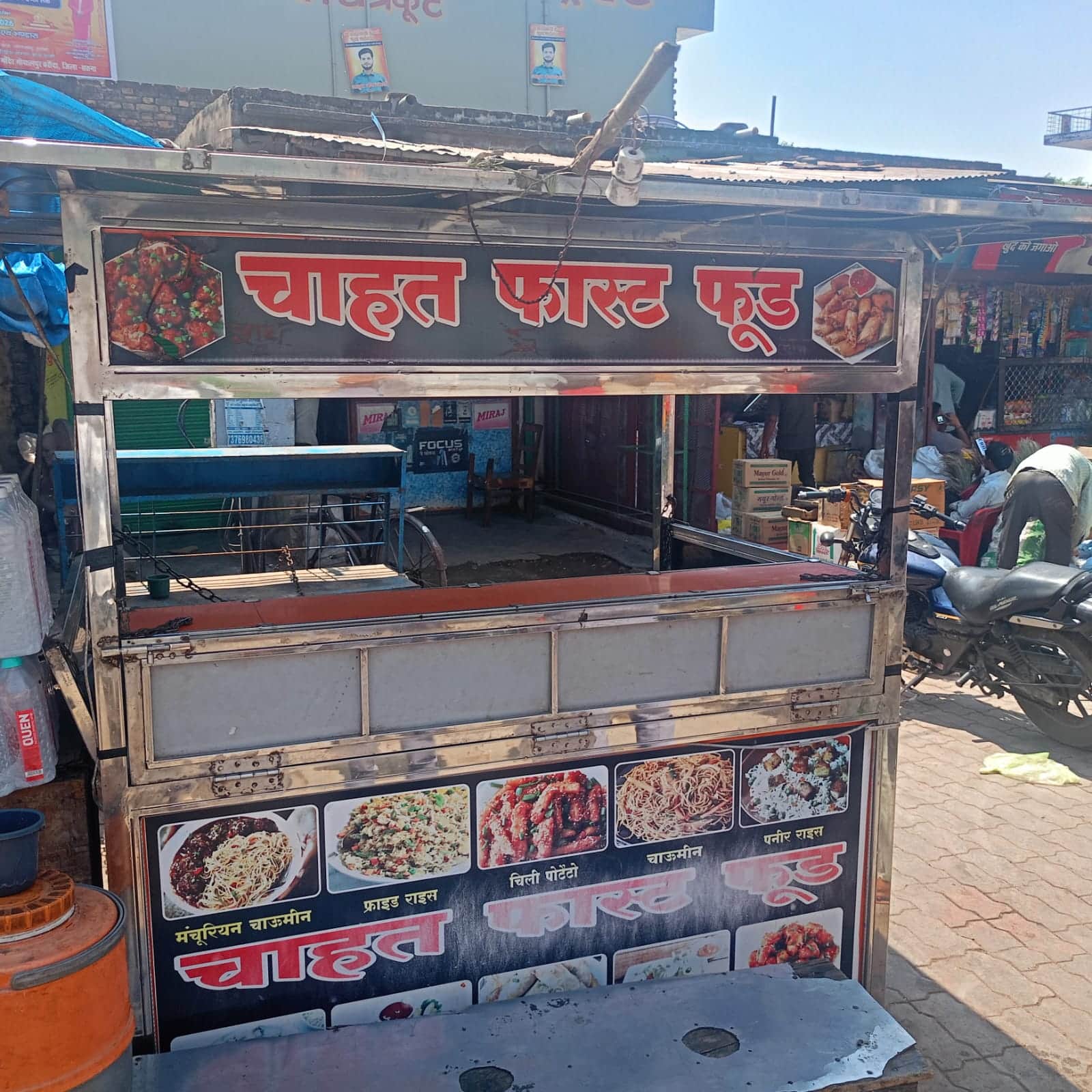 फोटो न- 22सीकेटीपी 35 बस स्टैंड के पास बंद रेहड़ी। संवाद