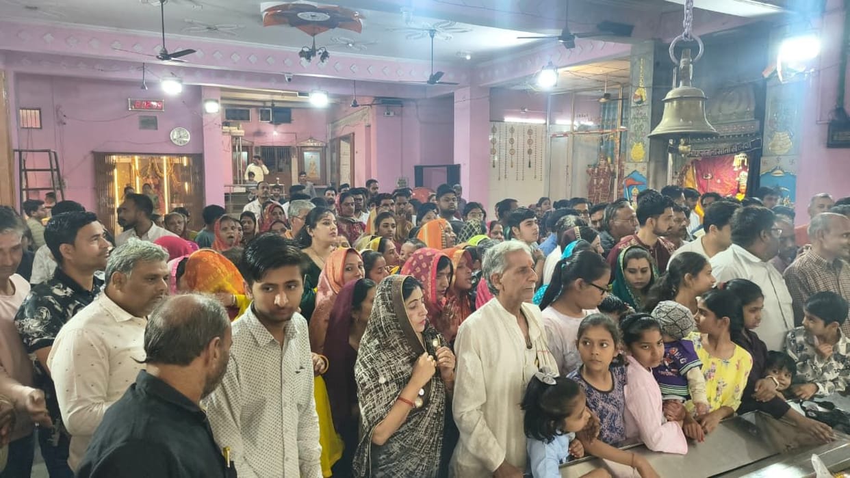 Devotees gathered for Mata Rani's Aarti