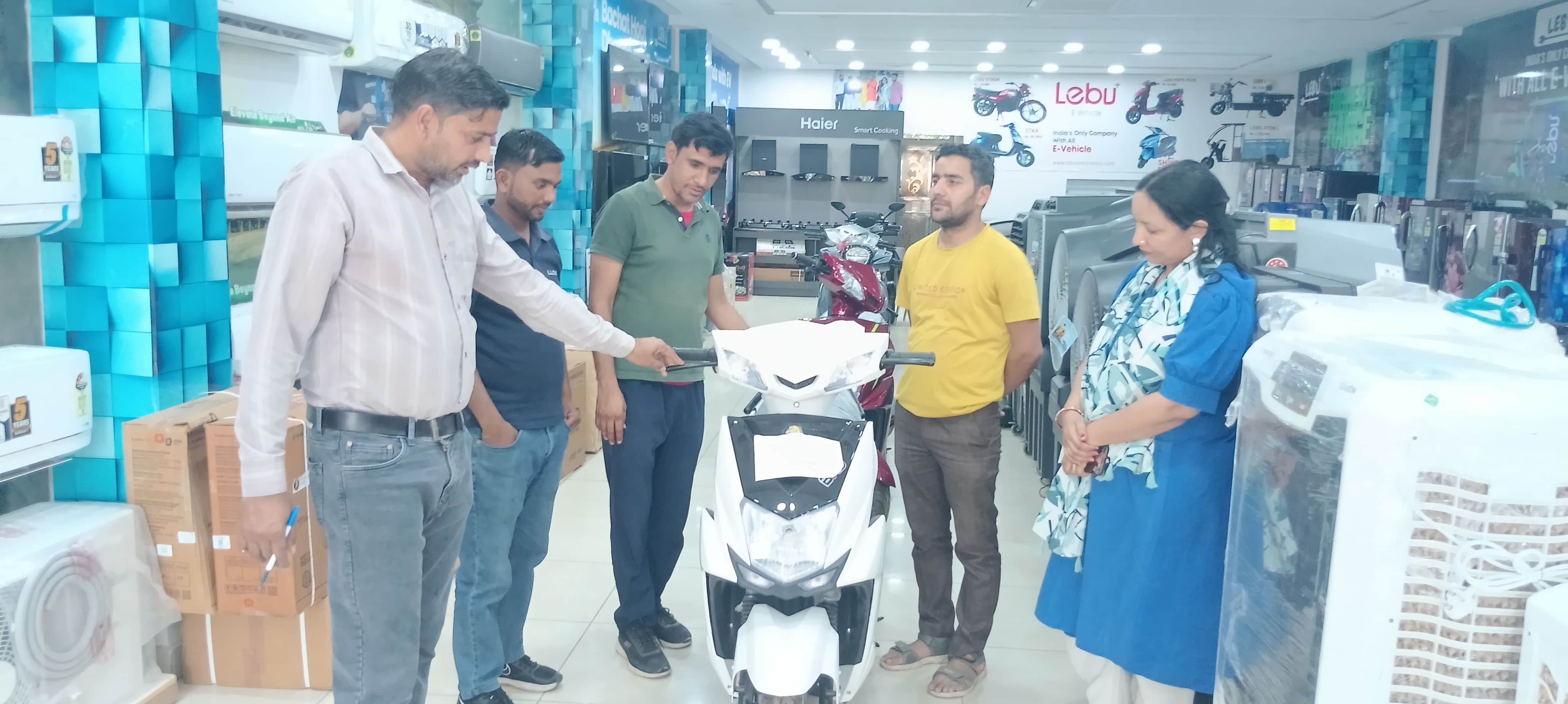 फोटो संख्या:52- महेंद्रगढ़ में शोरूम से ईवी खरीदते ग्राहक--संवाद