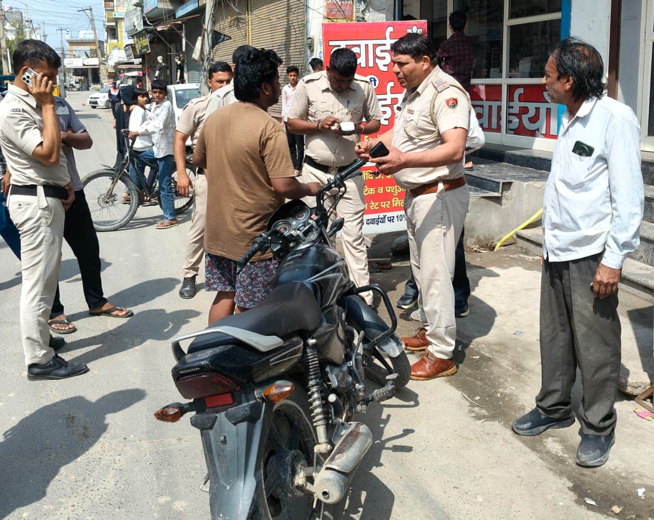 फोटो : सोनीपत के गन्नौर में देवीलाल चौक के पास वाहनों की जांच करती यातायात पुलिस। संवाद