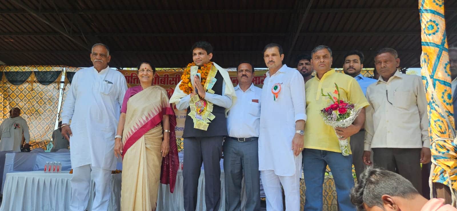 फोटो :: सोनीपत के गांव मुरथल में यूपीएससी चयनित अमनदीप राजौरा करती विधायक कृष्णा गहलावत व अन्य।