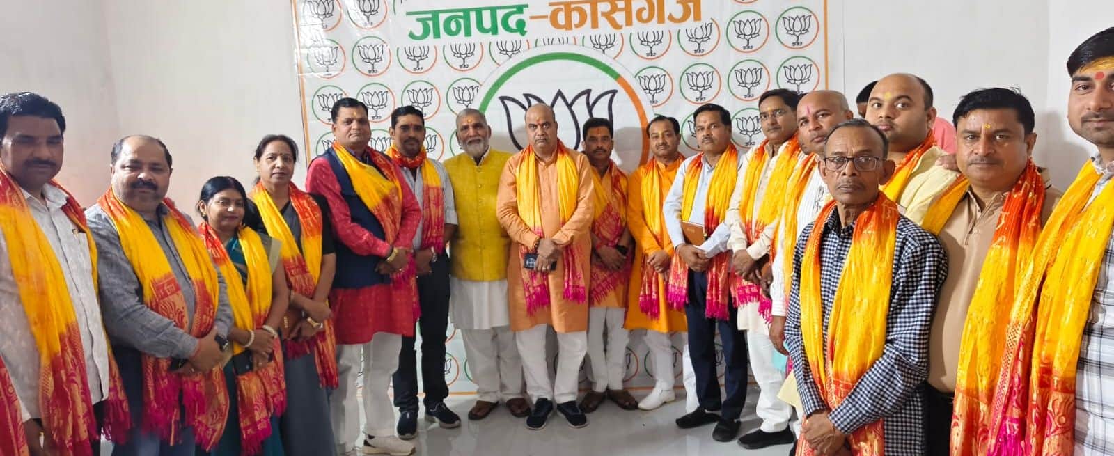 फोटो09कासगंज में भाजपा जिलाध्यक्ष नीरज शर्मा व कार्यकारिणी के पदाधिकारियों को  सम्मानित करते