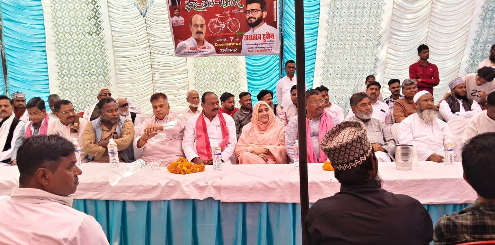 फोटो25गंजडुंडवारा के गांव गनेशपुर में आयोजित ईद मिलन समारोह में मंचासीन सपा सांसद देवेश शाक