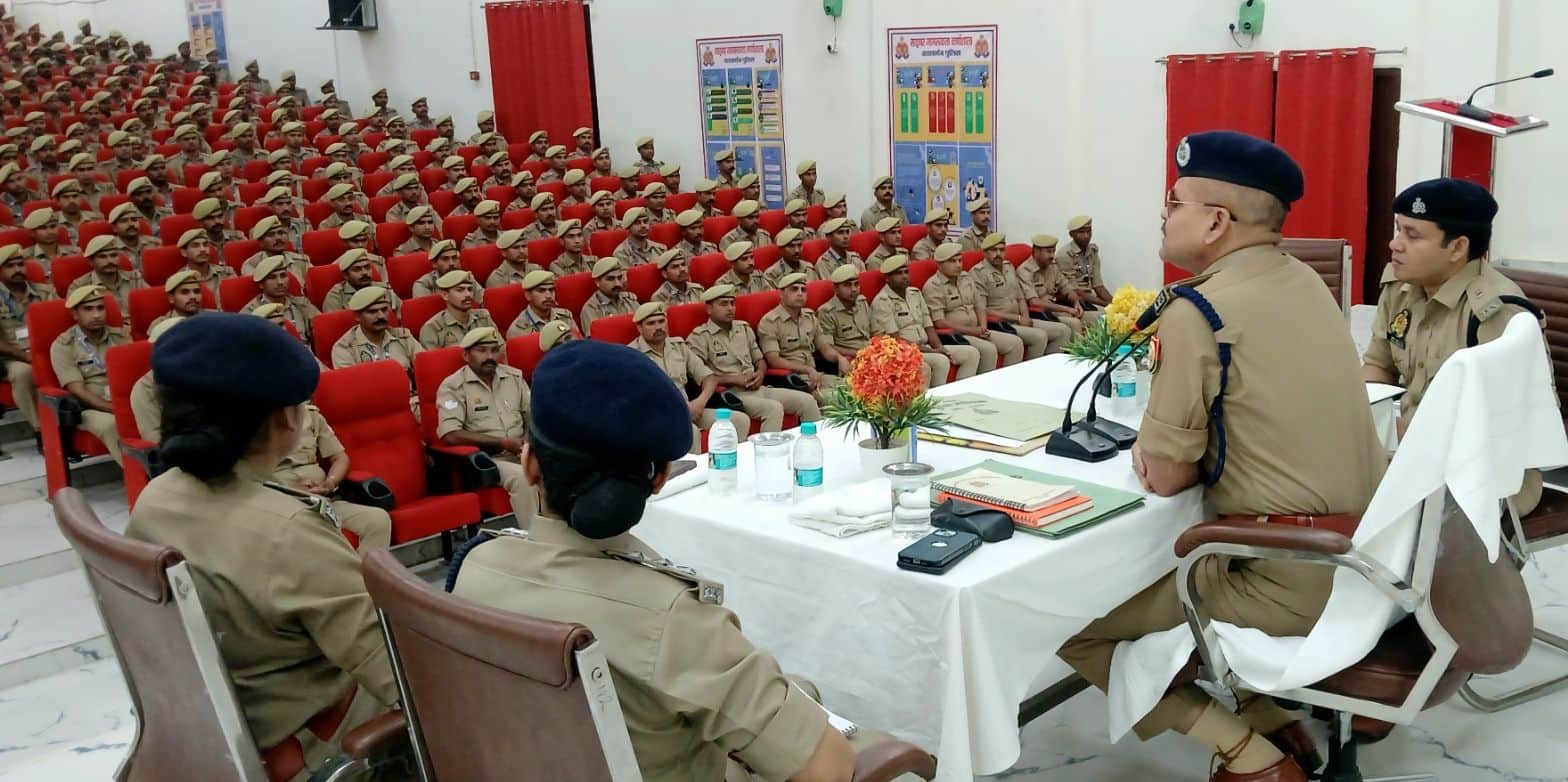 फोटो31पुलिस लाइन में पुलिस कर्मियों को संबोधित करते एसपी ओम प्रकाश सिंह। स्रोत: पुलिस मीडिया