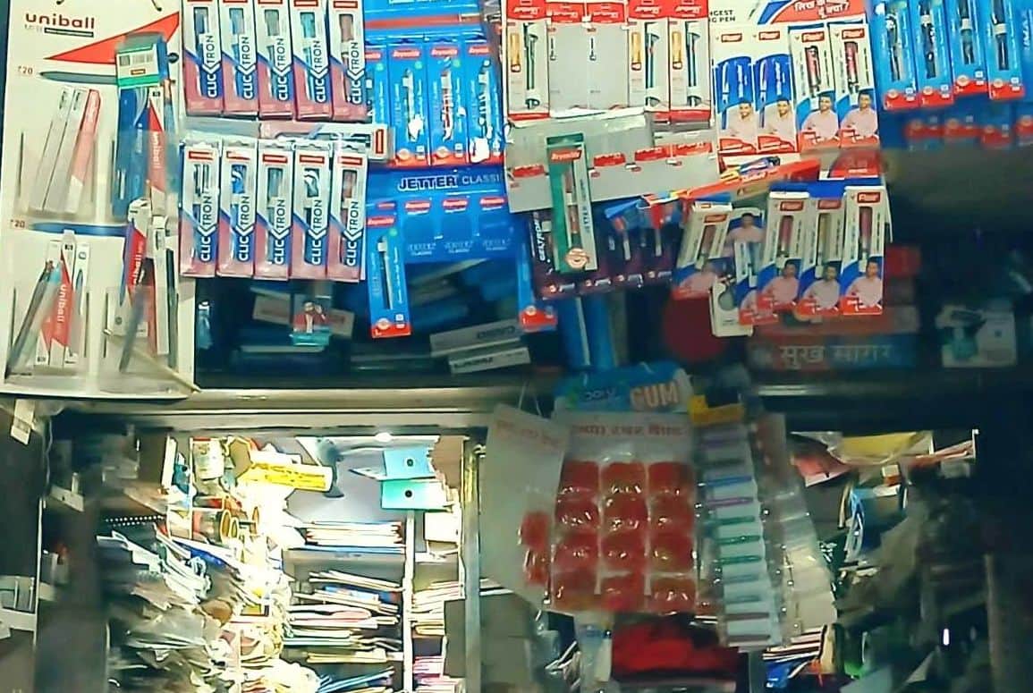 फोटो36कासगंज में एक दुकान पर बिक्री के लिए रखी स्टेशनरी । संवाद