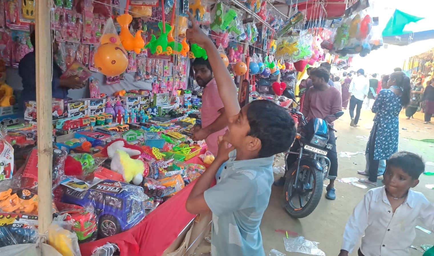 फोटो37सिढ़पुरा में लगे मेला से खिलौने खरीदते बच्चे। संवाद