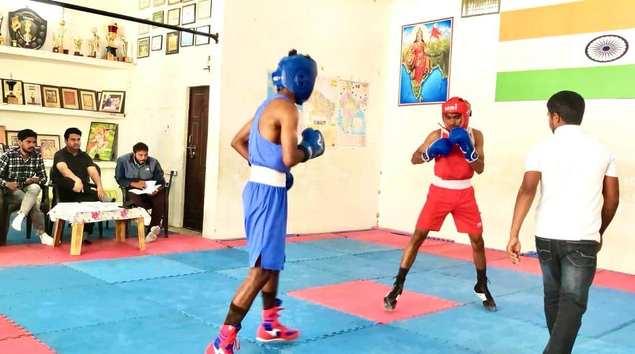 गैबिपुर के गौतम स्पोर्ट्स अकादमी में आयोजित जनपद स्तरीय ट्रॉयल में प्रतिभाग करते मुक्केबाज। स्