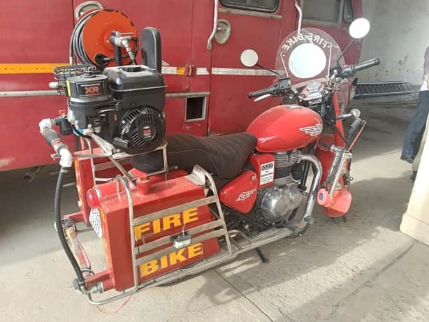 गोला के अग्निशमन केंद्र पर खड़ी फायर बाइक । संवाद