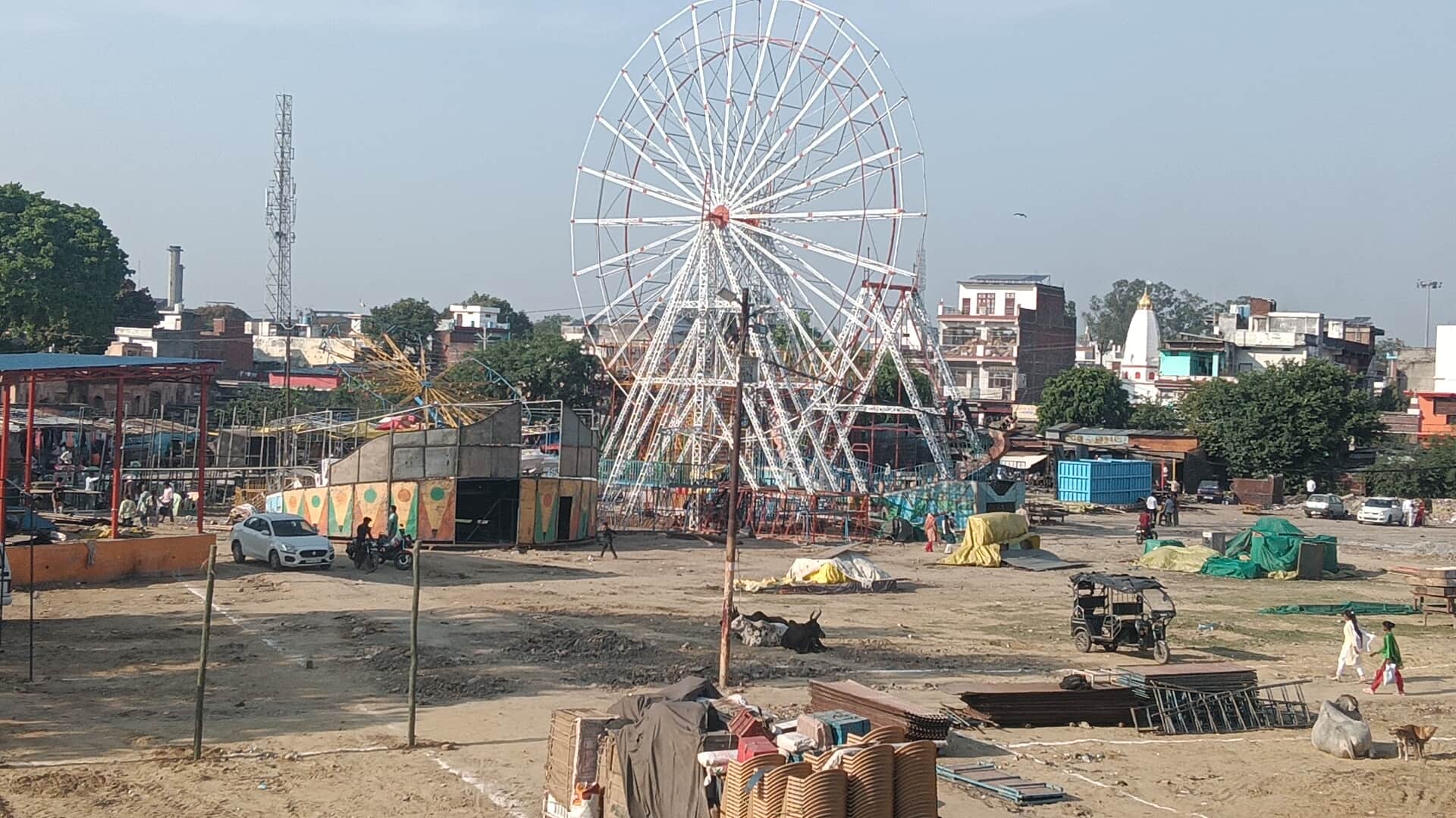 गोला में लग रहे झूले। संवाद