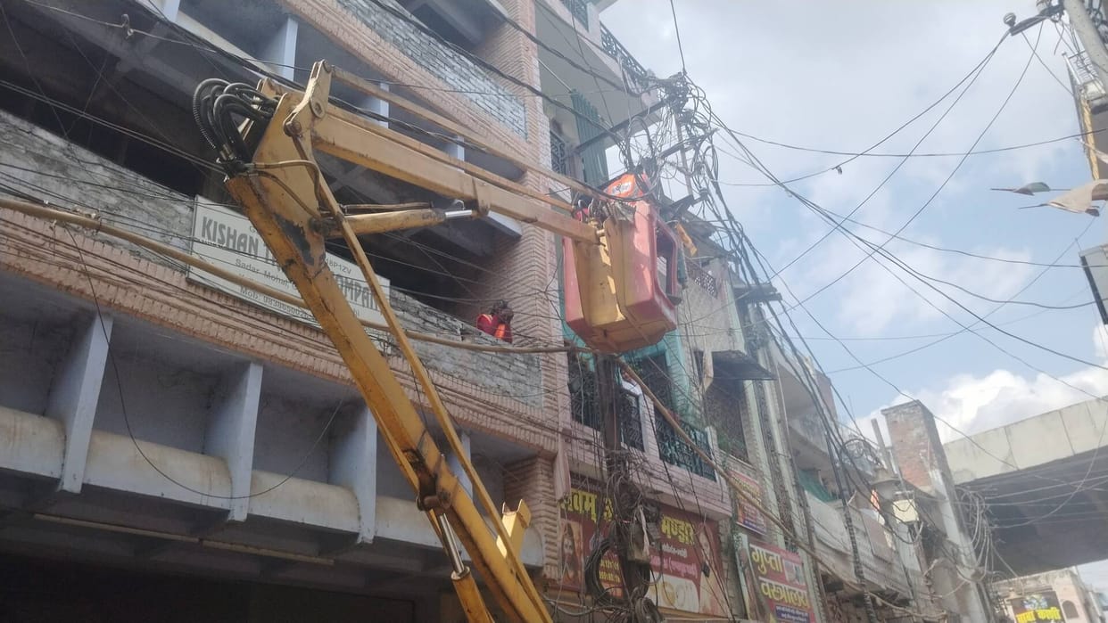Electricity of four neighborhoods has been out for 15 hours due to a burning cable box
