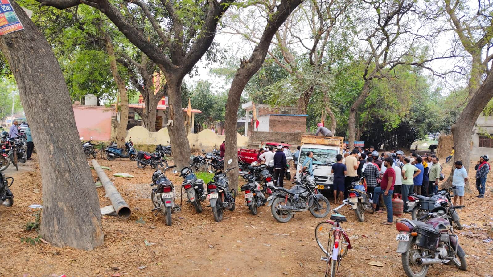 गोपालपुर गांव के खाली प्लॉट में गैस एजेंसी के वाहन से सिलिंडर लेने पहुंचे ग्रामीण। संवाद