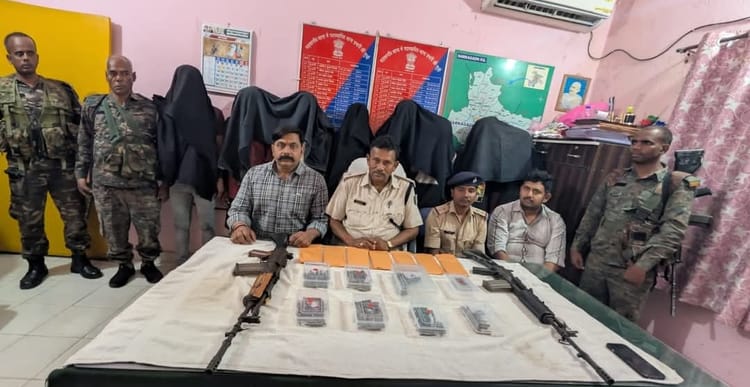 Jharkhand News: पुलिस की बड़ी कामयाबी, टीएसपीसी के 8 उग्रवादी गिरफ्तार, हथियारों समेत धर दबोचा