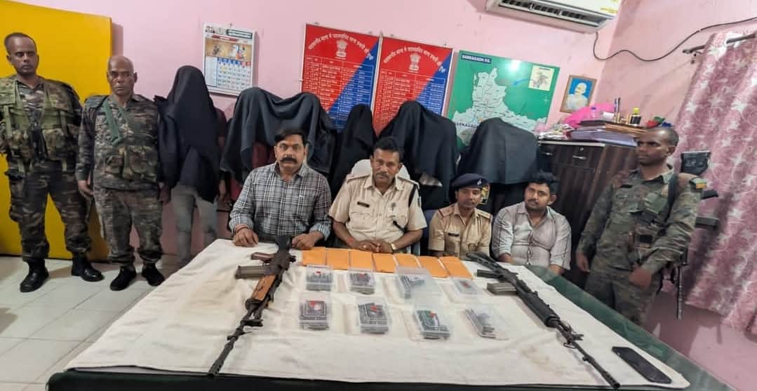 गिरफ्तार उग्रवादी,बरामद हथियार के साथ पुलिस अधिकारी प्रेसवार्ता करते हुए