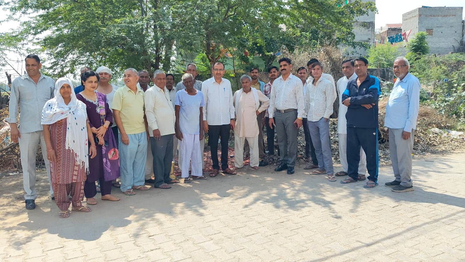 ग्रामीणों को नशे के खिलाफ जागरूक करती टीम। स्रोत : पुलिस