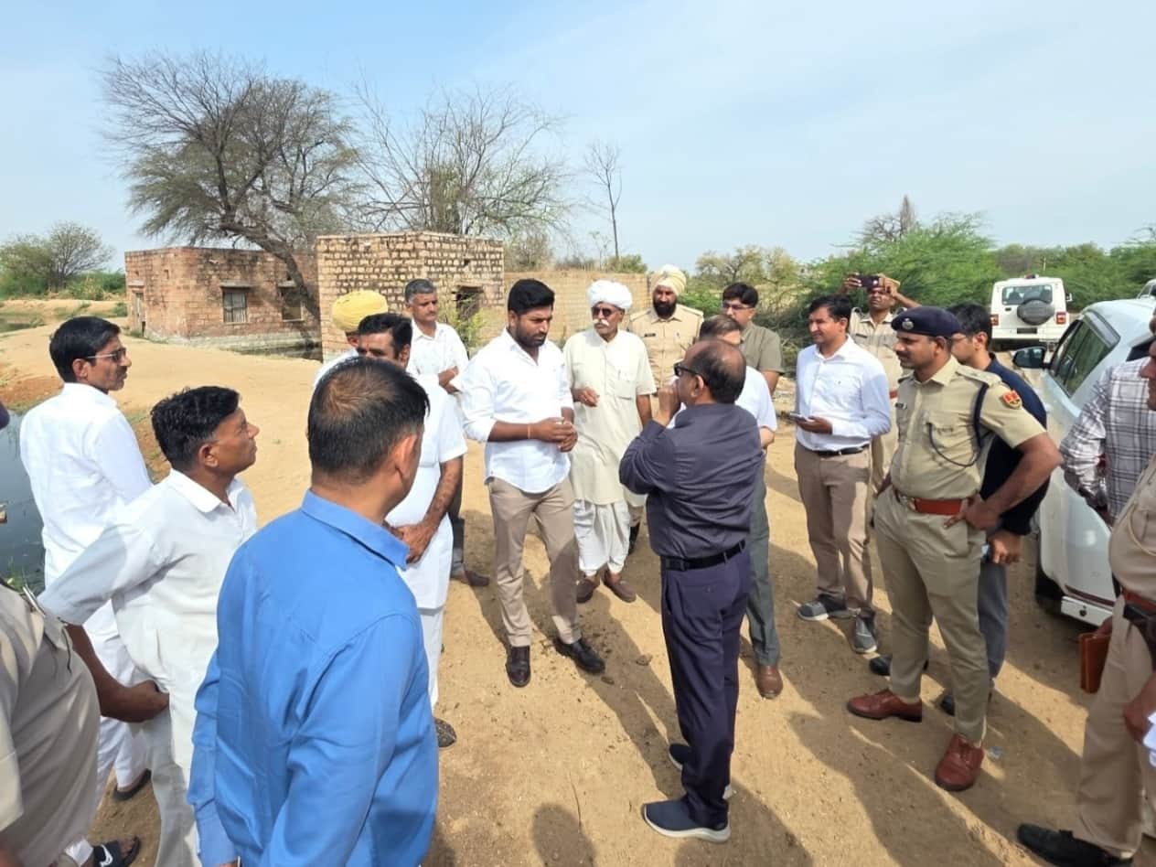 ग्रामीणों के साथ स्थानीय जनप्रतिनिधि