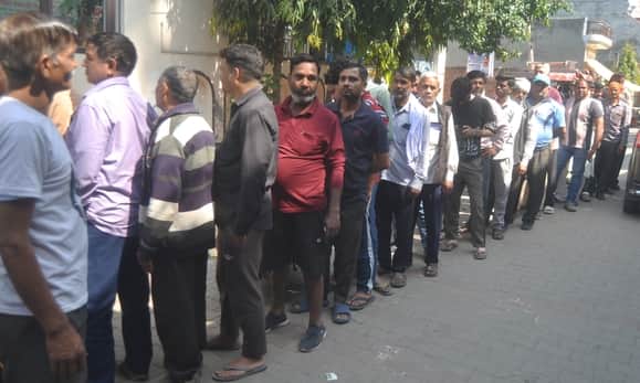 गैस एजेंसी के बाहर सिलिंडर लेने के लिए लगी लोगों की लाइन। संवाद