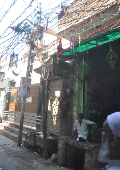 गद्दापाड़े में दुकान के बाहर खड़ा जर्जर बिजली का खंभा। संवाद