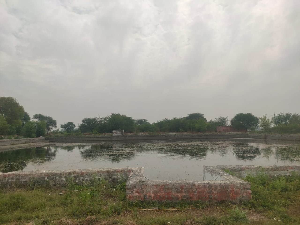 गांव कमोद स्थित जलघर में बना पुराना टैंक। 