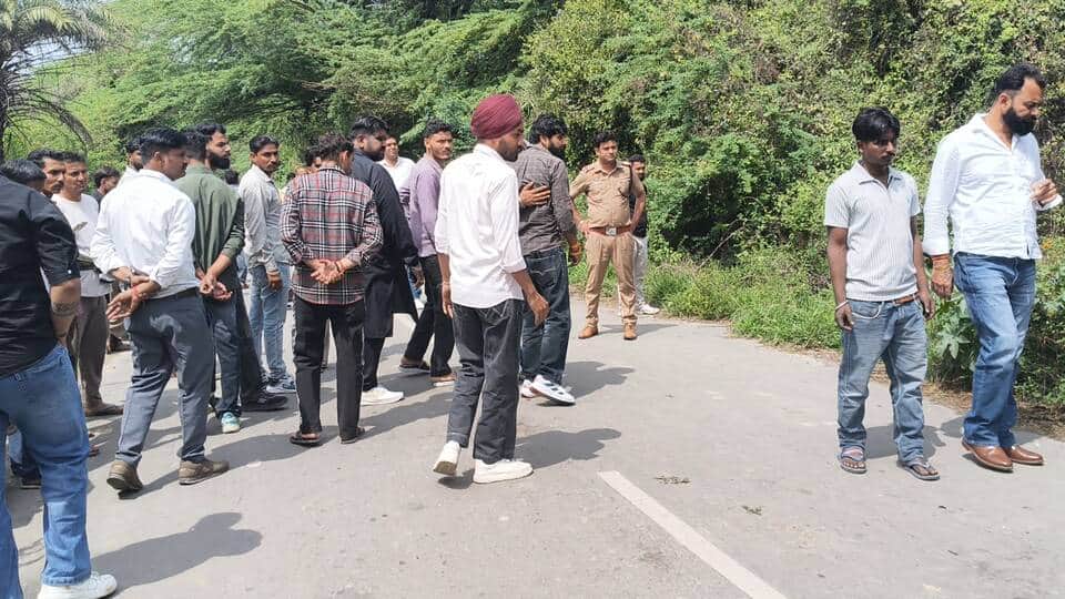 गौवंश के कटे अवशेष मिलने के बाद माैके पर माैजूद गाै सेवक। संवाद