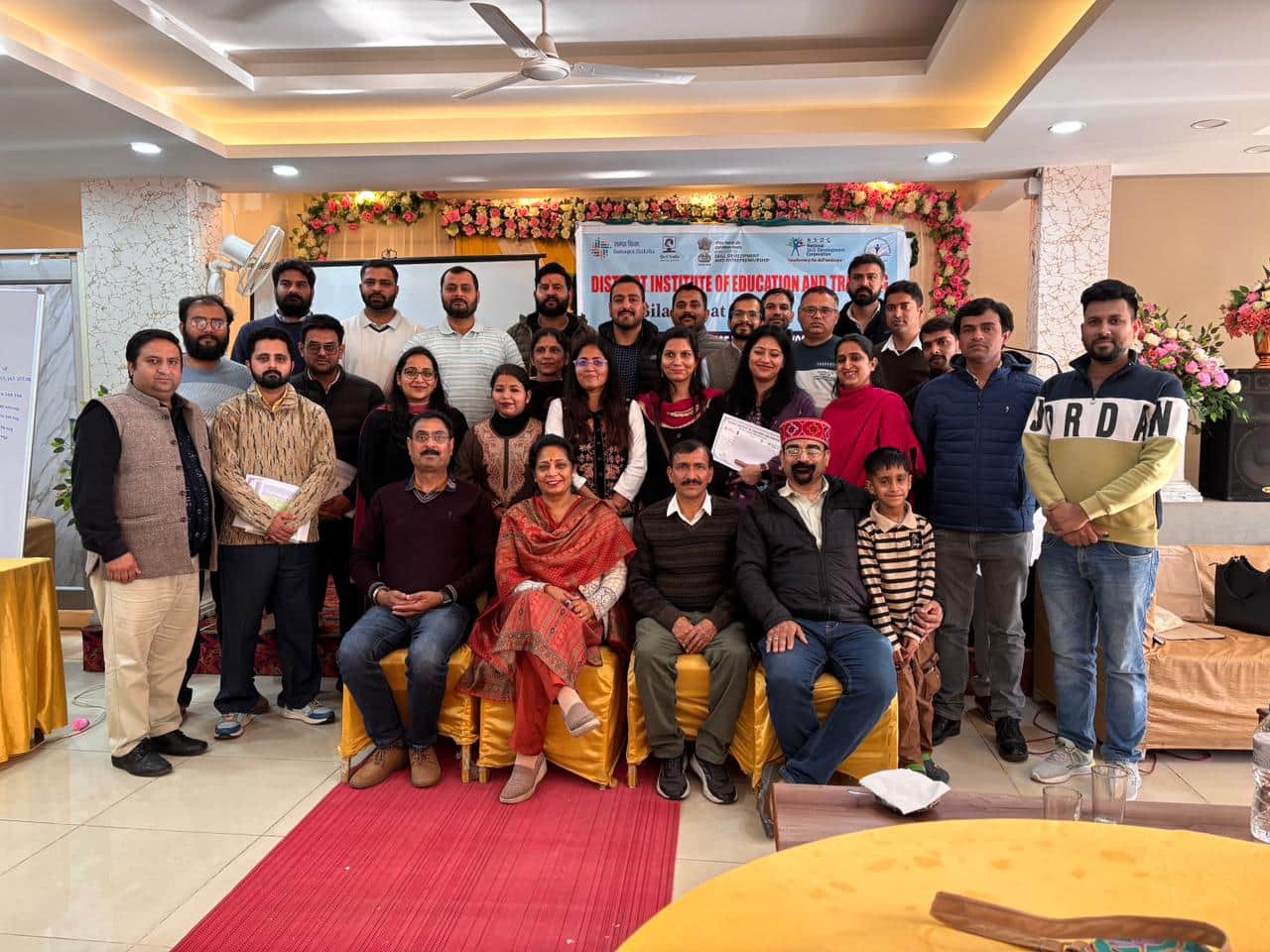 घुमारवीं में डाइट की ओर से आयोजित टीचर ट्रेनिंग प्रोग्राम में भाग लेने वाले शिक्षक। स्रोत: डाइट