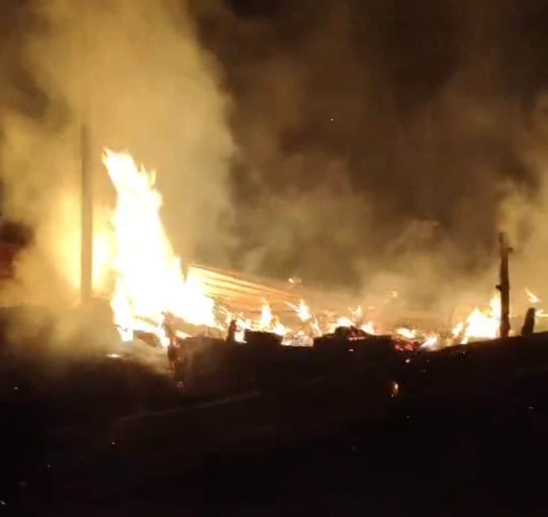 घोसी कोतवाली के मदापुर समसपुर छावनी में आग लगने के बाद जलतीं झोपड़ियां। संवाद