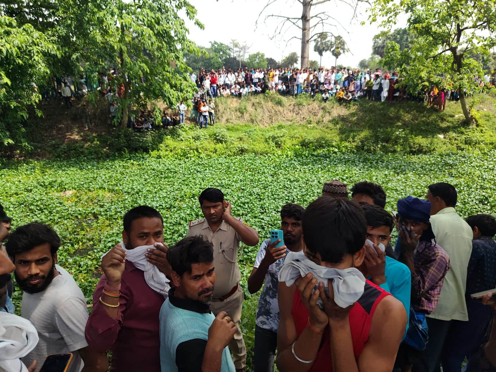 घटना स्थल पर लगी लोगों की भीड़