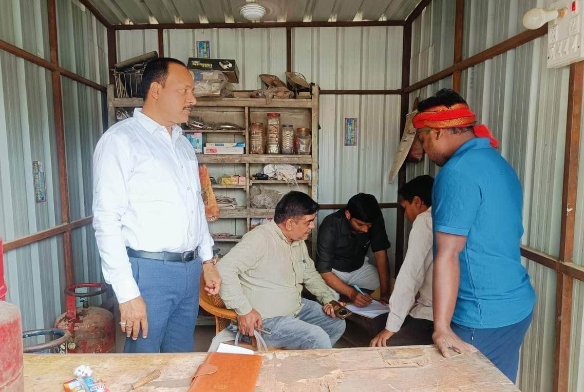 हाफिजपुर क्षेत्र में छापेमारी करती पूर्ति विभाग की टीम। संवाद