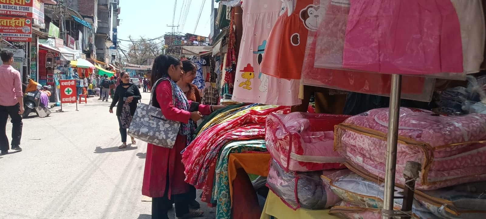 हमीरपुर बाजार में धूप खिलने के बाद शनिवार को खरीदारी करते हुए महिलाएं। संवाद