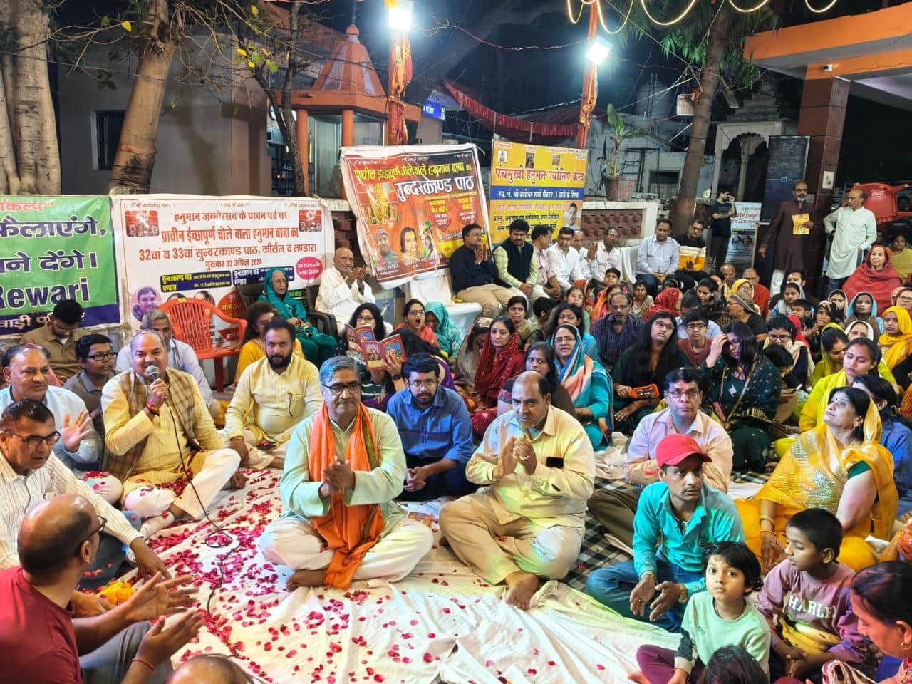 हनुमान मंदिर में बैठे श्रद्धालु। स्रोत : मंदिर