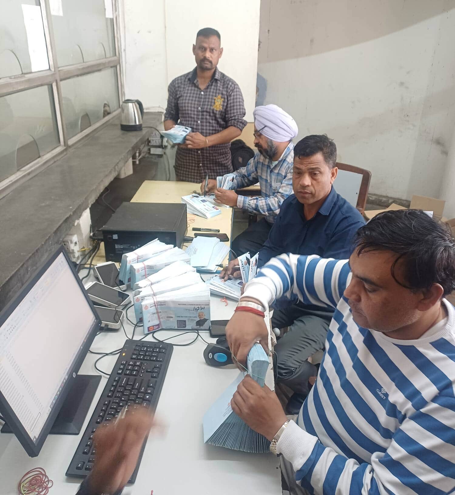 हैप्पी कार्ड की स्कैनिंग करते रोडवेज कर्मचारी। संवाद