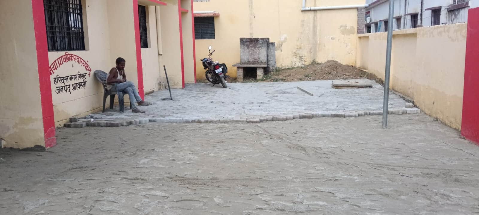 हरदत्तनगर गिरंट में बालू के ऊपर बिछाई जा रही इंटरलॉकिंग ईंट।