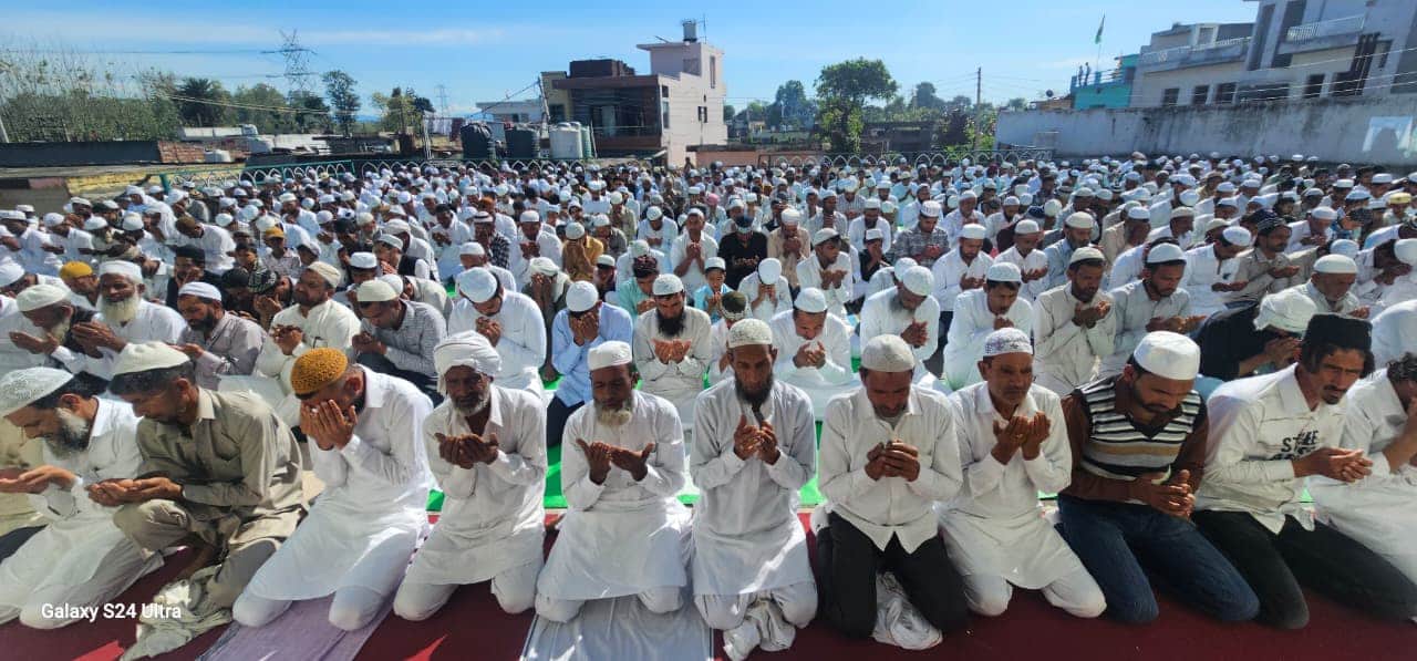 ईद के मौके पर छछरौली मस्जिद में नमाज अता करते समाज के लोग। संवाद