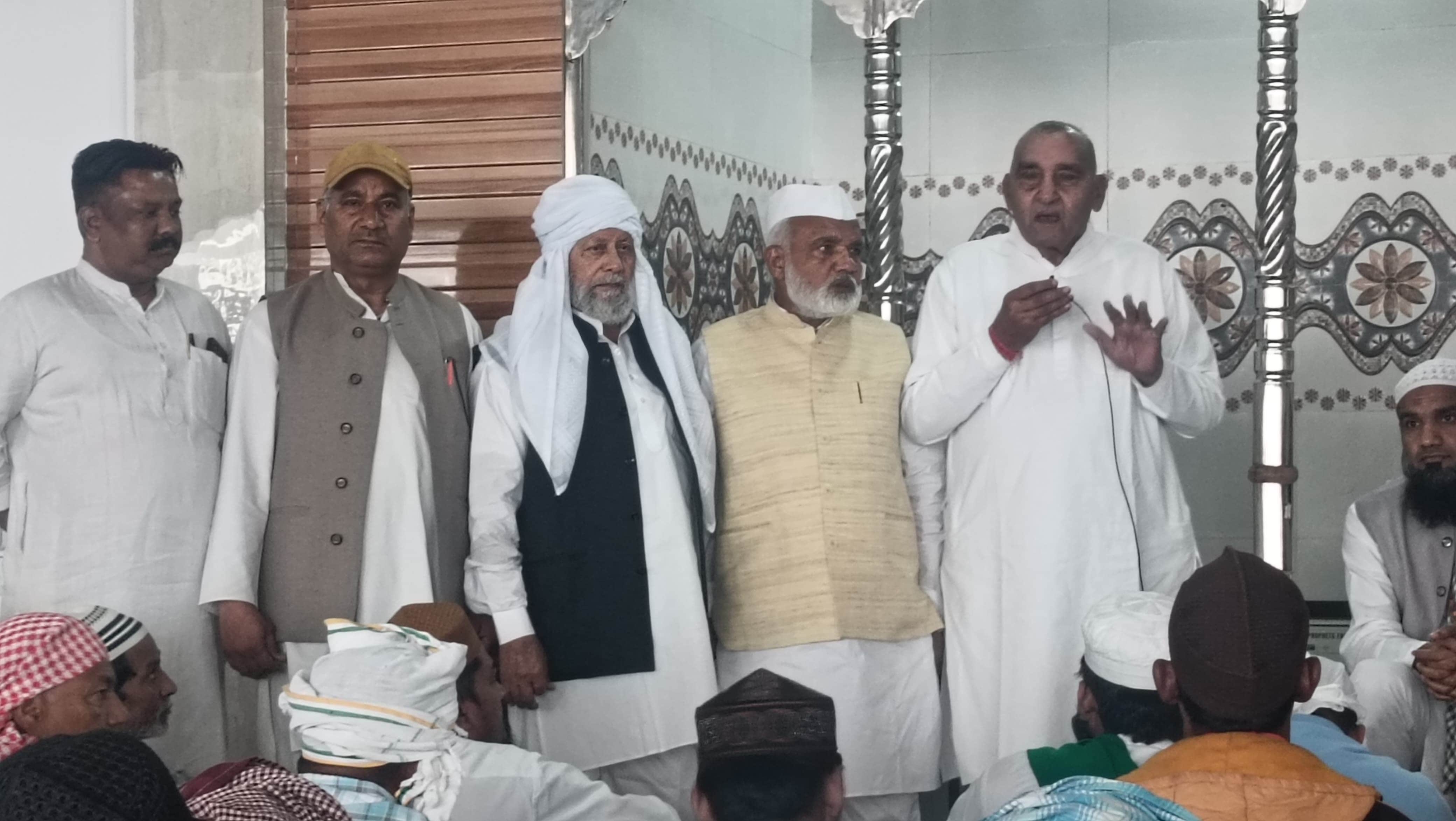 ईद पर मुस्लिम समुदाय के लोगों से मुलाकात करते पूर्व  विधायक जगबीर मलिक। स्रोत : ईदगाह