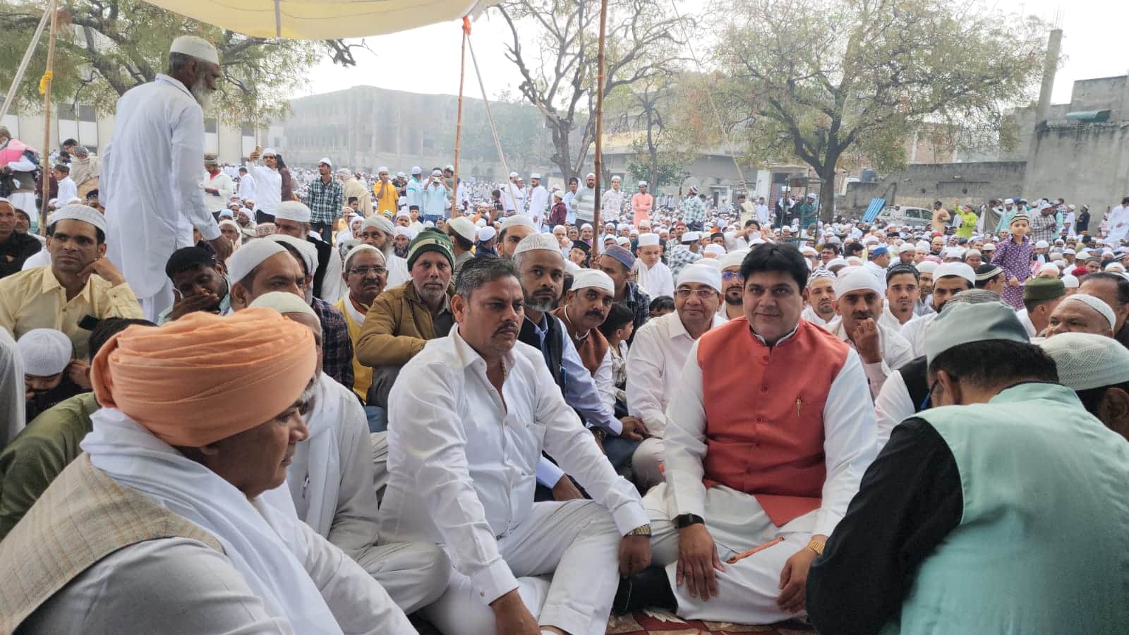 ईदगाह कॉलोनी स्थित मुख्य मस्जिद में लोगों को ईद की मुबारकबाद देने पहुंचे कांग्रेस के जिला अध्य