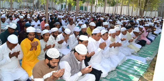ईदगाह में ईद उल फितर के अवसर पर नवाज अदा करते मुश्लिम समुदाय के लोग। संवाद
