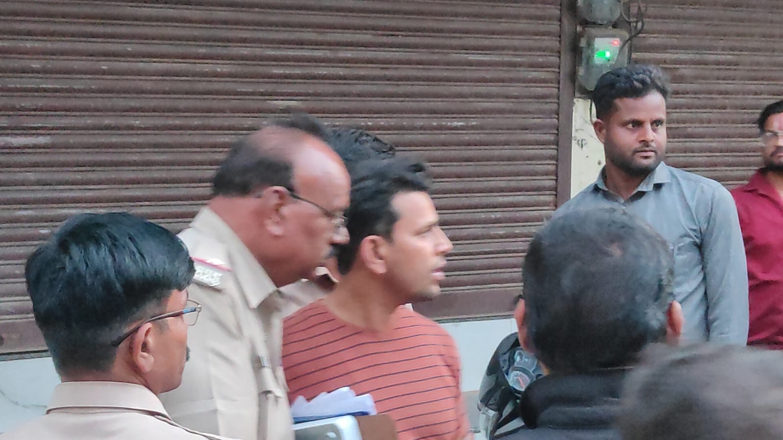 जांच करती पुलिस टीम