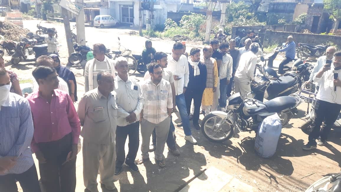 Uproar over Non-Availability of Gas Cylinders; Agency Staff Flee
