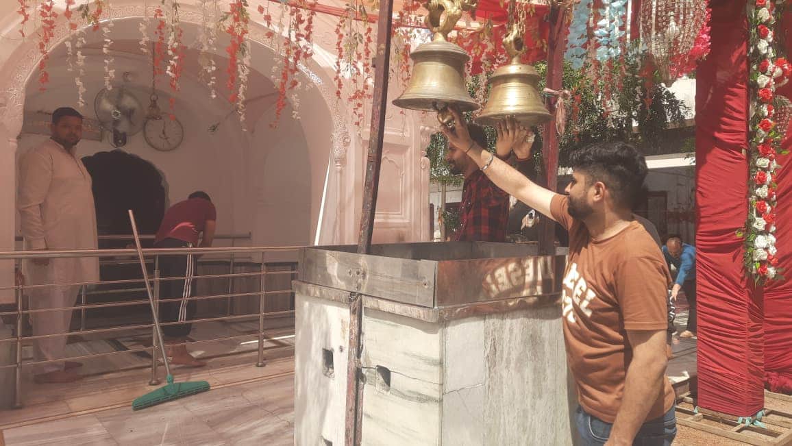 जगाधरी के देवी भवन मंदिर में घंटी बजाकर मन्नत मांगते श्रद्धालु। संवाद