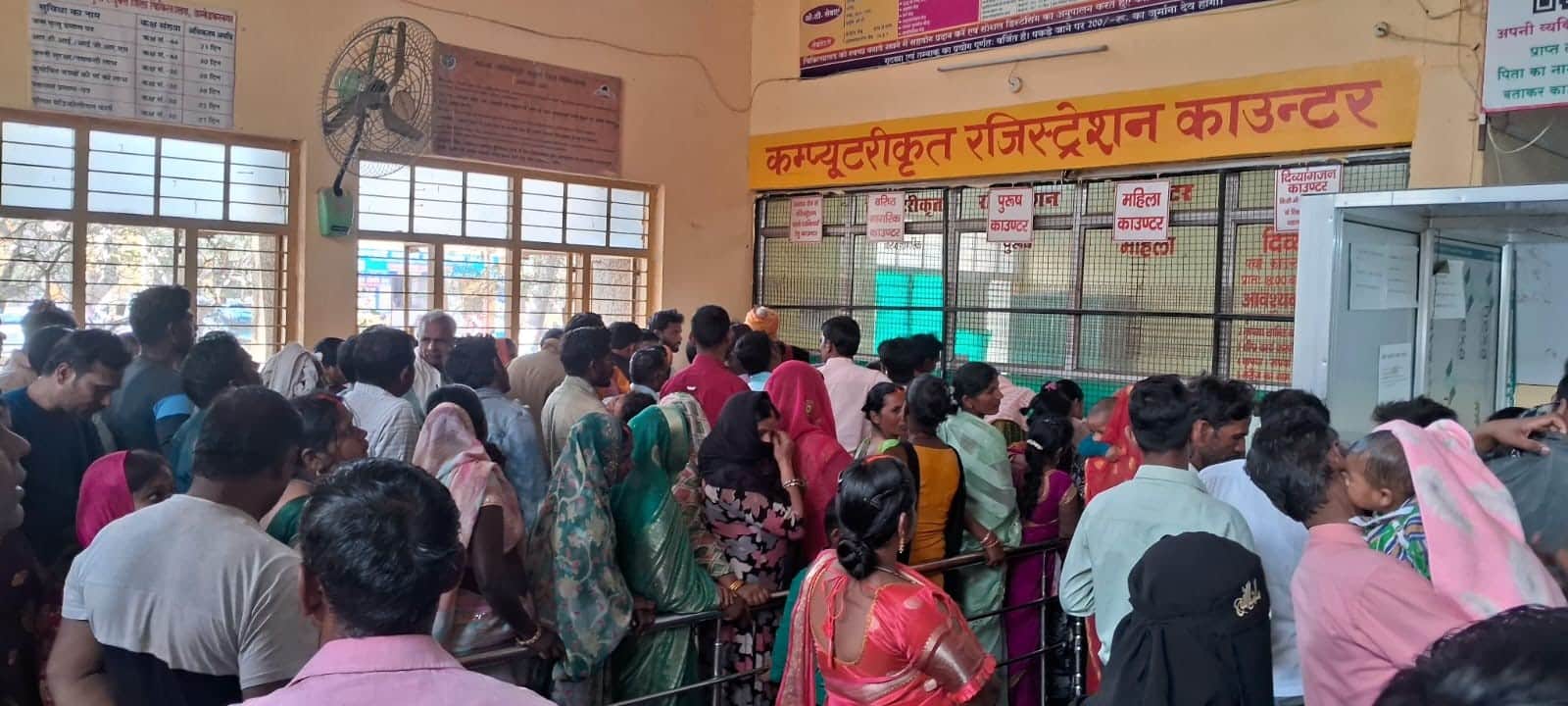 जिला अस्पताल के परचा काउंटर पर लगी कतार।